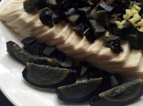 从盒子倒出豆腐控出水分，用刀划成片装，放上皮蛋丁，还有一个皮蛋可切丁可切块都可以！放入盘子