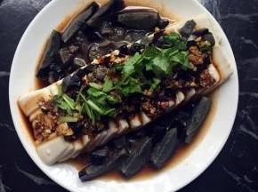 将调料用勺子均匀的浇上去，放上香菜即可