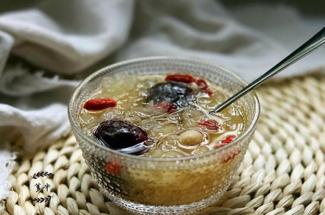 银耳红枣莲子汤