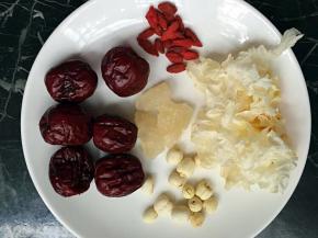所需食材准备好，莲子提前一晚浸泡，泡好后剥开除去里面的黑心，红枣、枸杞洗净