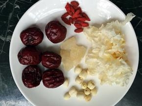 所需食材准备好，莲子提前一晚浸泡，泡好后剥开除去里面的黑心，红枣、枸杞洗净