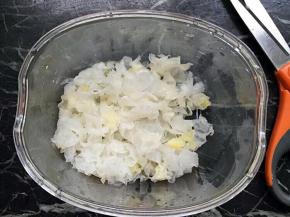 待发后，去粗蒂撕成小块备用