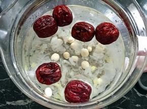 将银耳、莲子、红枣放入养生壶，加入清水