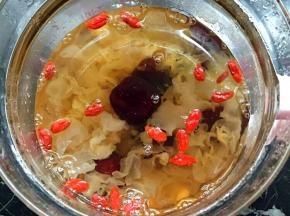 煮至汤汁粘稠，放入枸杞即可