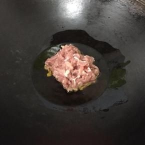 热锅入稍微多点的油，倒入肉丝