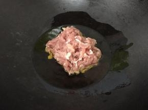 热锅入稍微多点的油，倒入肉丝