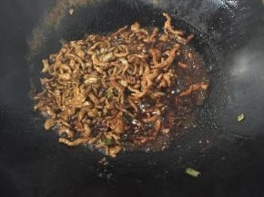 加入少许老抽、盐、白糖、水，炒匀，盖上锅盖稍焖上2分钟