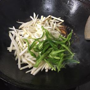 倒入茭白丝和青椒翻炒数下，