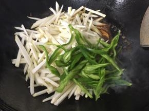 倒入茭白丝和青椒翻炒数下，
