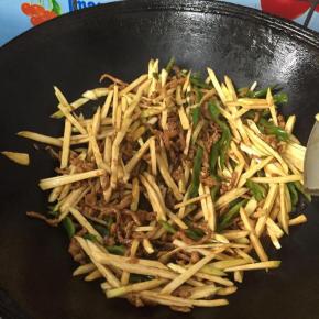 茭白炒软炒熟即可