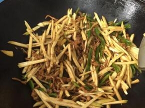 茭白炒软炒熟即可