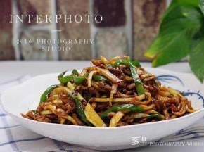 我比较喜欢上色的茭白炒肉丝，比较有食欲，喜欢清爽的可以不用放老抽