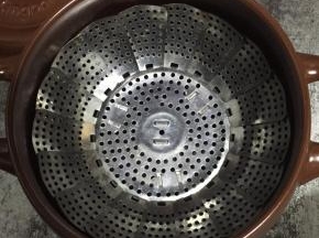 砂锅里放入蒸架，家里只有这个架子，用烤架那种蒸架会更好一些
