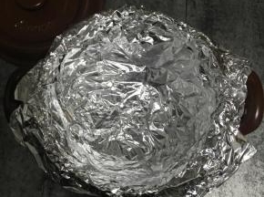 用两张够长的锡纸十字交叠成直筒状，放蒸架上，贴牢砂锅内壁，顶部包住砂锅边沿