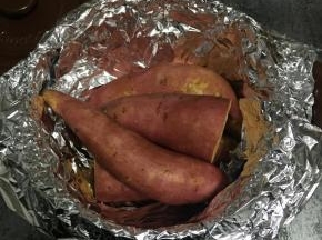 放入洗干净的红薯，盖上锅盖大火30分钟后把红薯翻一面（记得带隔热手套小心被烫）