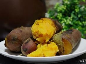 烤好的红薯非常的甜软