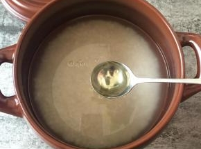 米淘洗干净，泡1个小时，倒入砂锅，倒入清水，放少许盐和油搅匀，开火煮