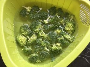 西兰花放水里加盐泡15分钟