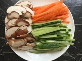 香菇切片，黄瓜和胡萝卜切长条
