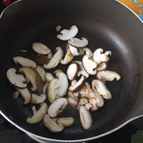 锅热倒少许油，香菇和胡萝卜煎熟
