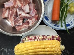 将所需食材处理干净，排骨洗去血水，胡萝卜去皮洗净，姜，葱洗干净，玉米毛须清理干净
