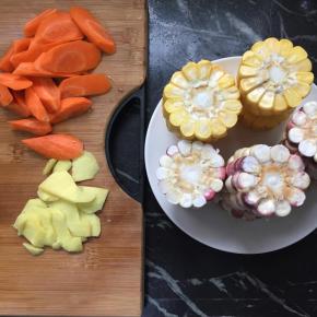 玉米切一块一块的，胡萝卜切滚刀块，姜切片