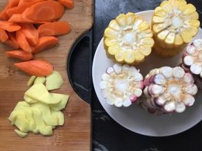 玉米切一块一块的，胡萝卜切滚刀块，姜切片