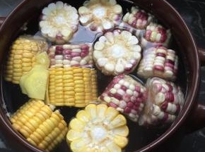 锅里放入排骨、玉米，姜，倒入清水，滴入一点白醋，大火煮开，小火慢炖
