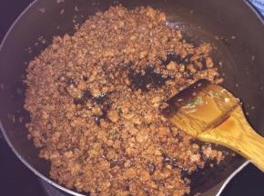 热锅凉油，油适量多些，倒入肉糜和葱花，炒片刻倒入料酒，生抽，盐，胡椒粉炒匀