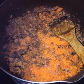 倒入胡萝卜末，碎香葱炒匀，加入鸡精炒匀关火