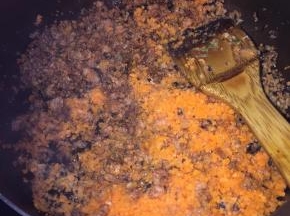 倒入胡萝卜末，碎香葱炒匀，加入鸡精炒匀关火