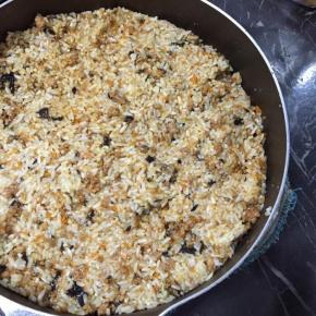 将沥干水分的糯米倒入拌匀