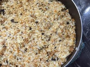 将沥干水分的糯米倒入拌匀