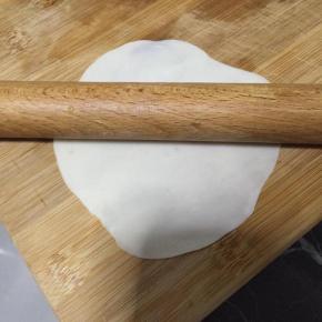 饺子皮用擀面棍擀薄