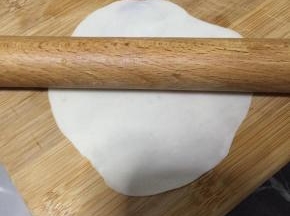 饺子皮用擀面棍擀薄