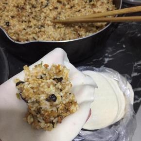 包入糯米收口，不用收紧，漏出里面的馅，很美观