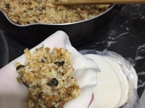 包入糯米收口，不用收紧，漏出里面的馅，很美观