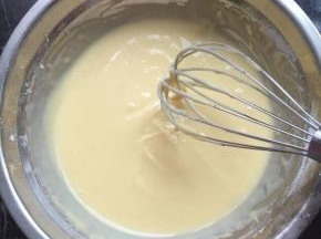 用手动打蛋器搅均匀