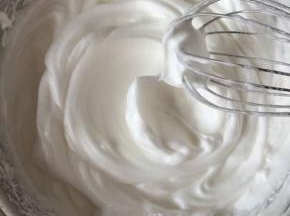 打发蛋清，滴入几滴白醋去除蛋腥味，糖分3次倒入蛋清里打发，打发至硬性发泡