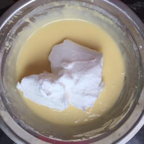 取一半蛋白和蛋糊用翻拌、切拌的手法拌匀，不能画圈圈，以免消泡