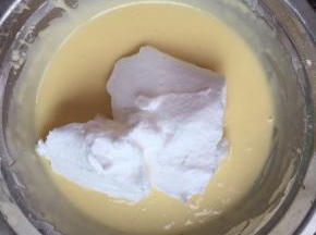 取一半蛋白和蛋糊用翻拌、切拌的手法拌匀，不能画圈圈，以免消泡