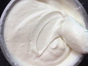 再把剩下的蛋白和蛋糊翻拌均匀，打开烤箱，温度170度预热5分钟