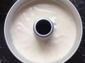 蛋糊倒入中空模具，轻震几下，放入烤箱170度50分钟