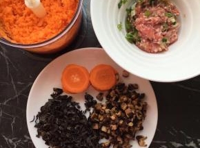 肉是买的现成肉糜，胡萝卜去皮洗干净切几片备用，剩下的用料理机打碎，干香菇和干木耳温水泡软沥干水分也用料理机打碎