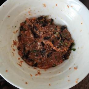 把肉糜和其它配菜放入碗内，加入料酒，生抽，盐，胡椒粉、鸡精拌匀