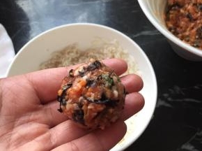 挤成丸子状放入糯米里滚一圈压实，