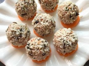 胡萝卜片摆在盘子上，放上糯米丸子，