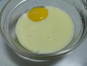 炼乳加上蛋黄混合