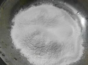 面粉和小苏打混合后过筛