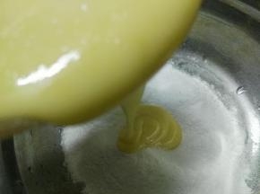 炼乳液倒入过筛的粉类